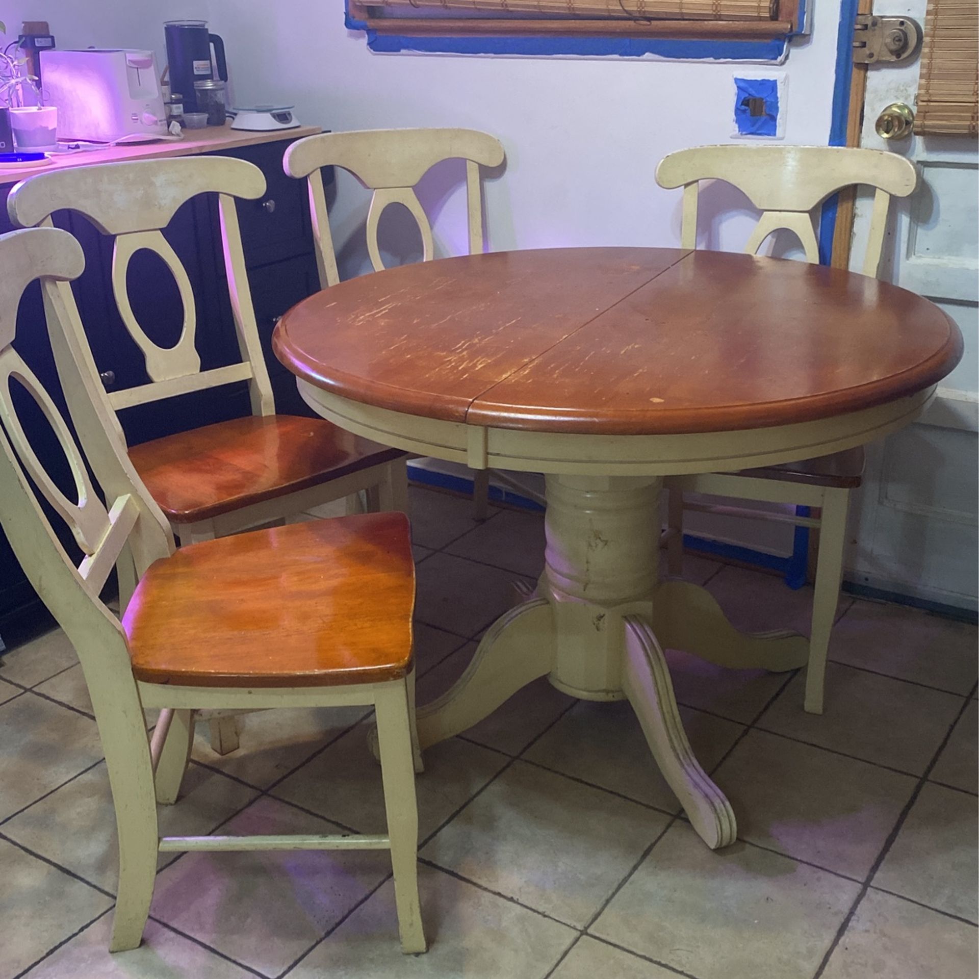 Kitchen/Dining Room Round Table & 4 Chairs.