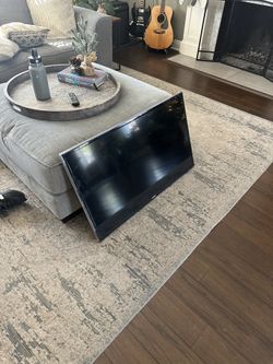 40 Inch Samsung Smart Tv With Wall Mount and Roku