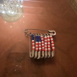 FASHION PIN HAND MADE SAFETY PINS AND BEADS AMERICAN FLAG VERY CUTE