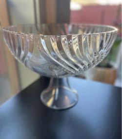 Vintagea gold trim pedestal bowl