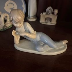 Llardro Statue 