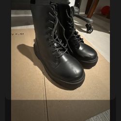 Women’s Boots Size 7