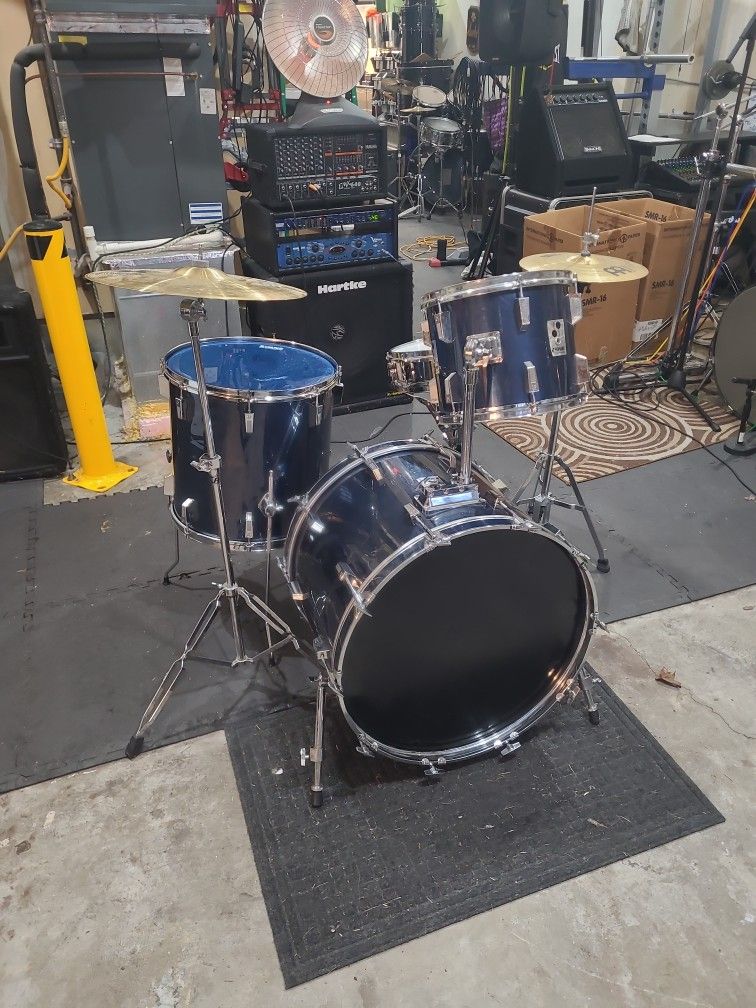 Sonor 4pc drum set w/cymbals