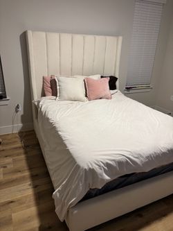Queen bed w/ mattress
