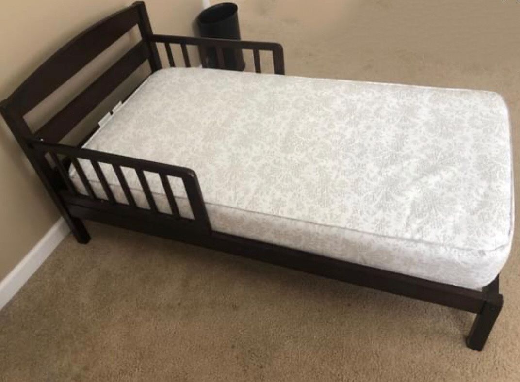 wooden toddler bed with mattress 