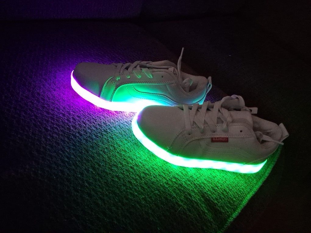 Women Gleakicks Size 5.5