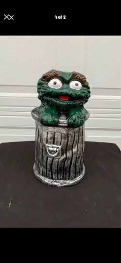 Oscar the Grouch statue
