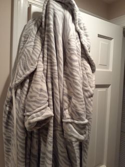 Ladies robe size small Croft and Barrow