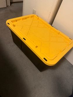 Like new 27 gallon heavy duty storage tote
