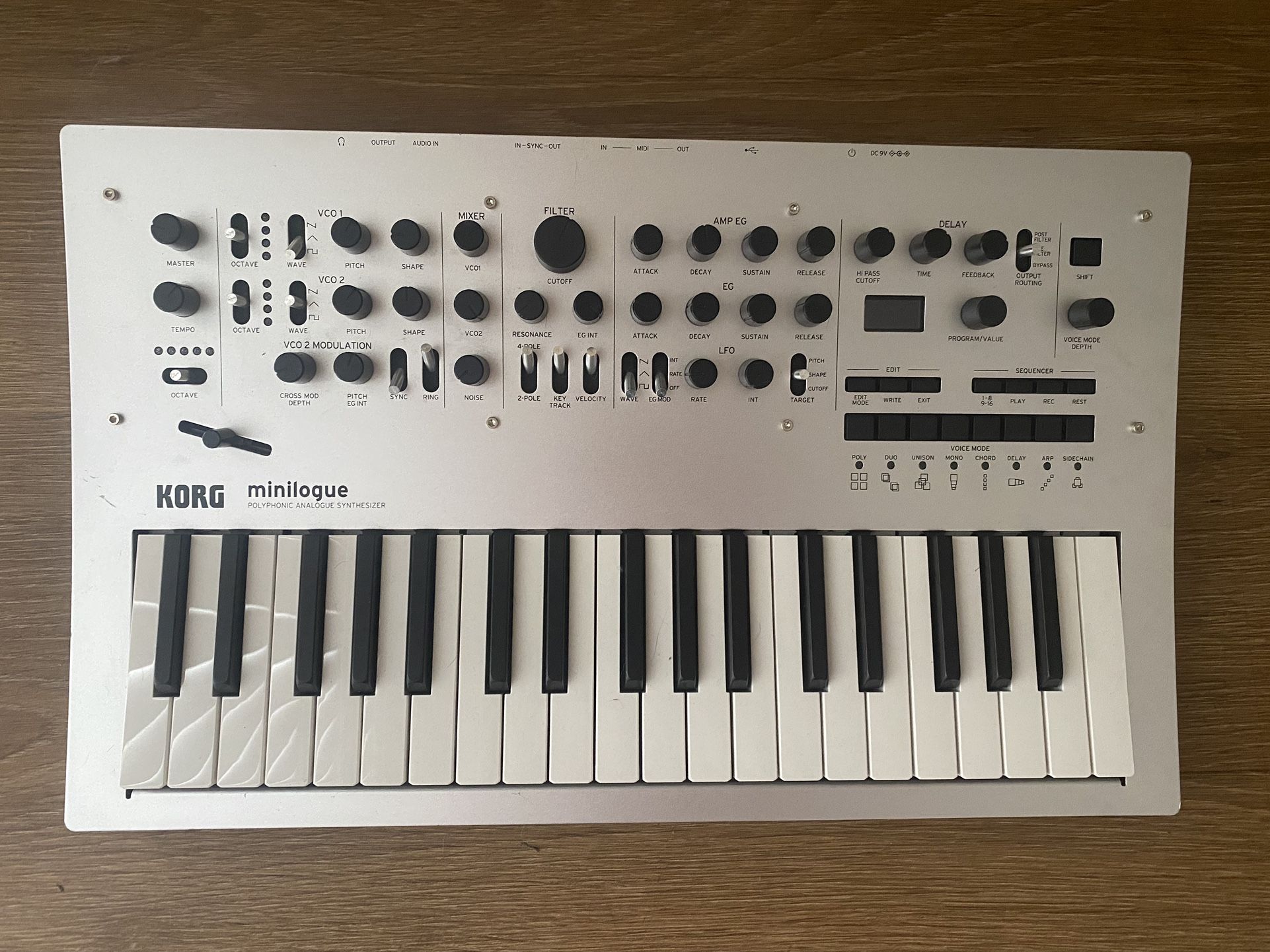 KORG Minilogue - Modular Analogue Synthesizer Keyboard