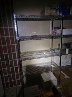 Estante de metal