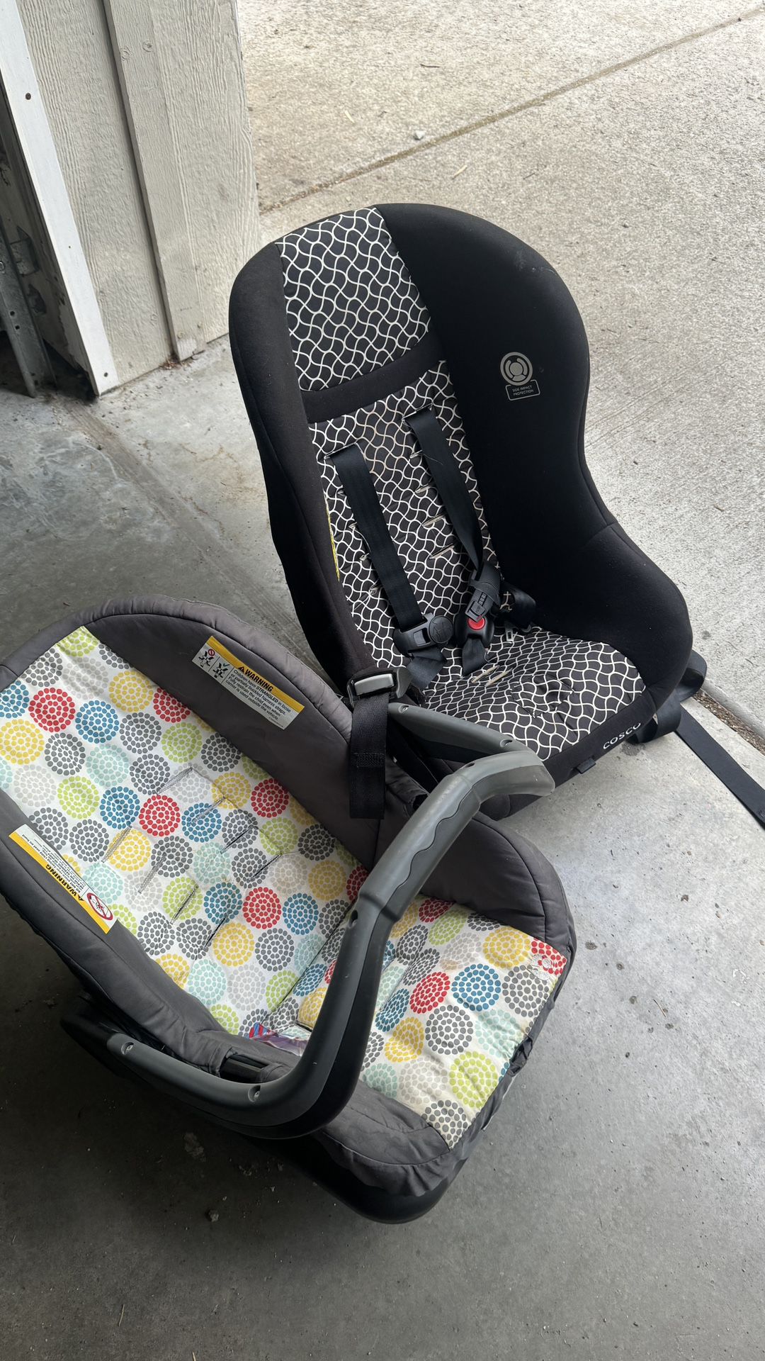 2 Car Seats with 1 TV Stand For Free