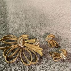 BSK. GARDEN PARTY COLLECTION. VINTAGE. PIN/BROOCH + CLIP EARRINGS. 