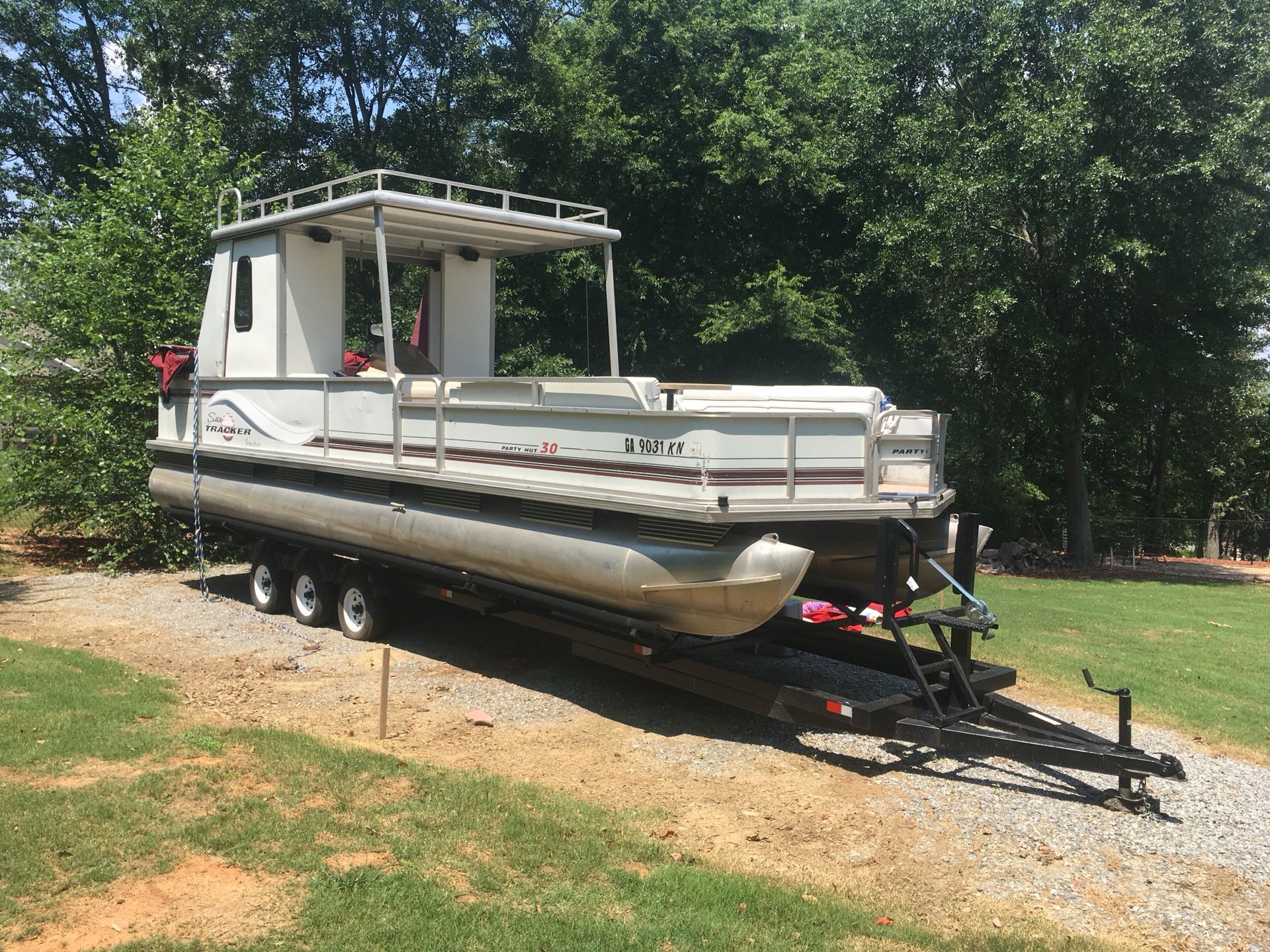 30’ Suntracker Party Hut Pontoon