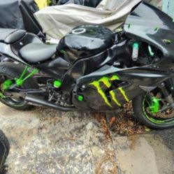 Kawasaki Zx 10 21,000 Miles Nice Bike  2006 clean title Parts