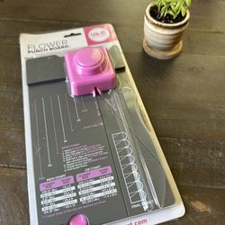 We R Memory Keepers Flower Punch Board