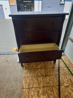 Mahogany stained 4 drawer dresser