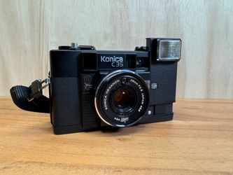 Beautiful 1960s KONICA C35 35mm Range Finder Point and Shoot Camera (Fully Functional)