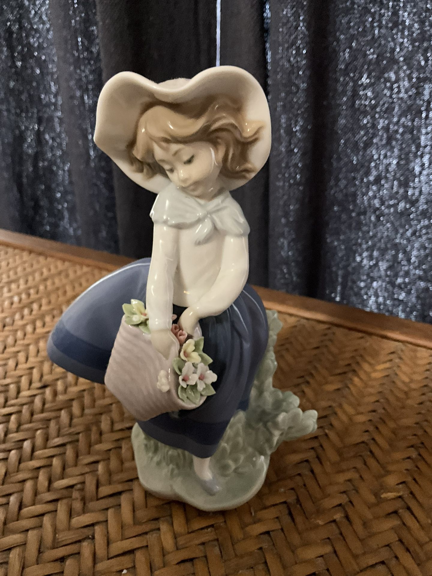  LLADRO PRETTY PICKING GIRL FIGURINE