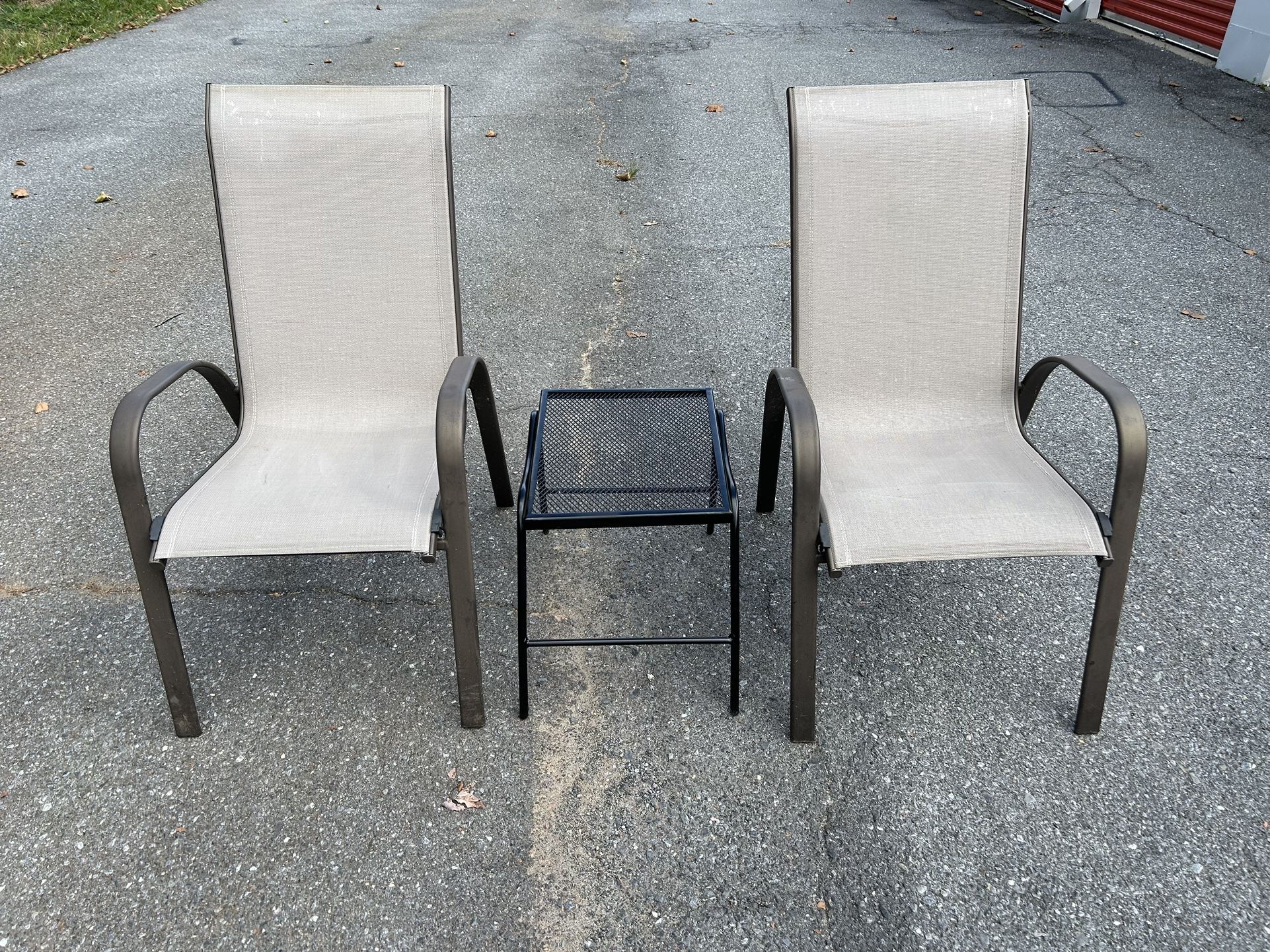 Beautiful Bistro Set Side Table and 2 Chairs **
