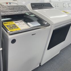 New Stand And Dent Whirlpool Washer And Dryer Set. 1 Year Warranty 