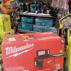 MILWAUKEE M18 PACKOUT LIGHT/CHARGER (TOOL ONLY)