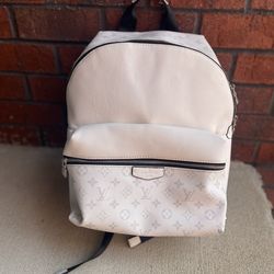 Louis Vuitton Discover backpack