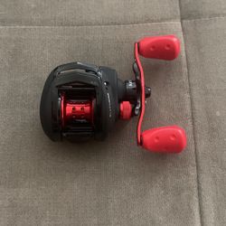 Abu Garcia Black Max Right Hand Retrieve Baitcaster