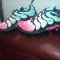   NIKE  AIR"VAPORMAX"  ROCKET POP (Women's U.S.SIZE 5. .   OPEN BOX NEW  
