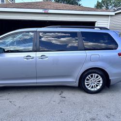 2012 Toyota Sienna 
