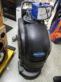 Battery floor scrubber