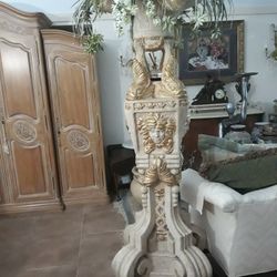 Italian Pedestal With Fountain   On Top.can Also be a Planter 