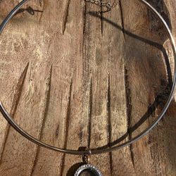 ✨ Elegant Gold-Tone Necklace with Rhinestone Circle Pendant ✨