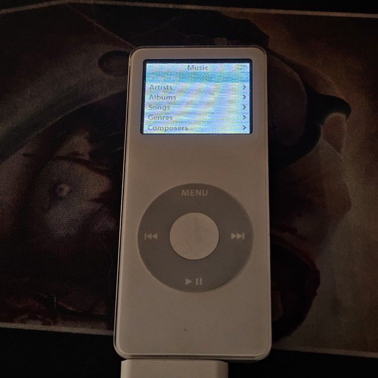 Apple iPod Nano 1st Gen 4GB Model A1137 White Bundle - Charging Cable