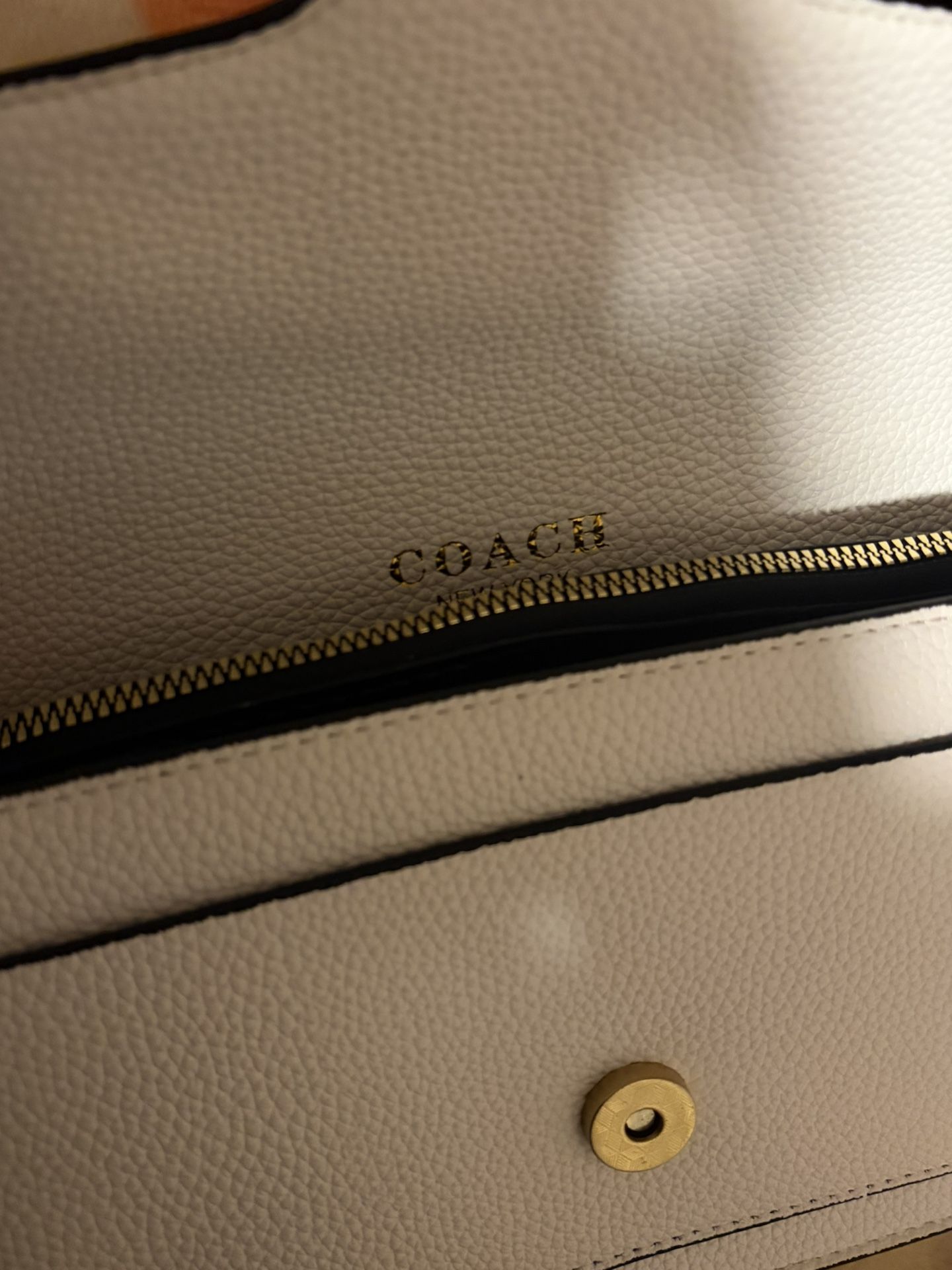 Brand-New White Crossbody Purse – Gold Clasp, Stylish Design