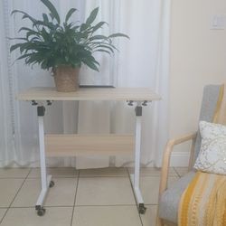 Adjustable Computer Desk with Wheels Usado