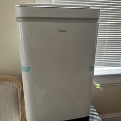 Midea 14,000 BTU ASHRAE Portable AC unit