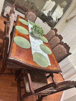 Expandable dinning table with 8 chairs
