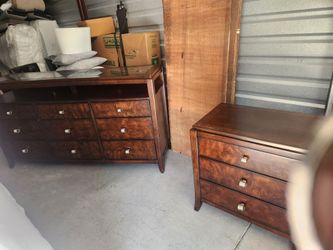 Nice drawers and night stand