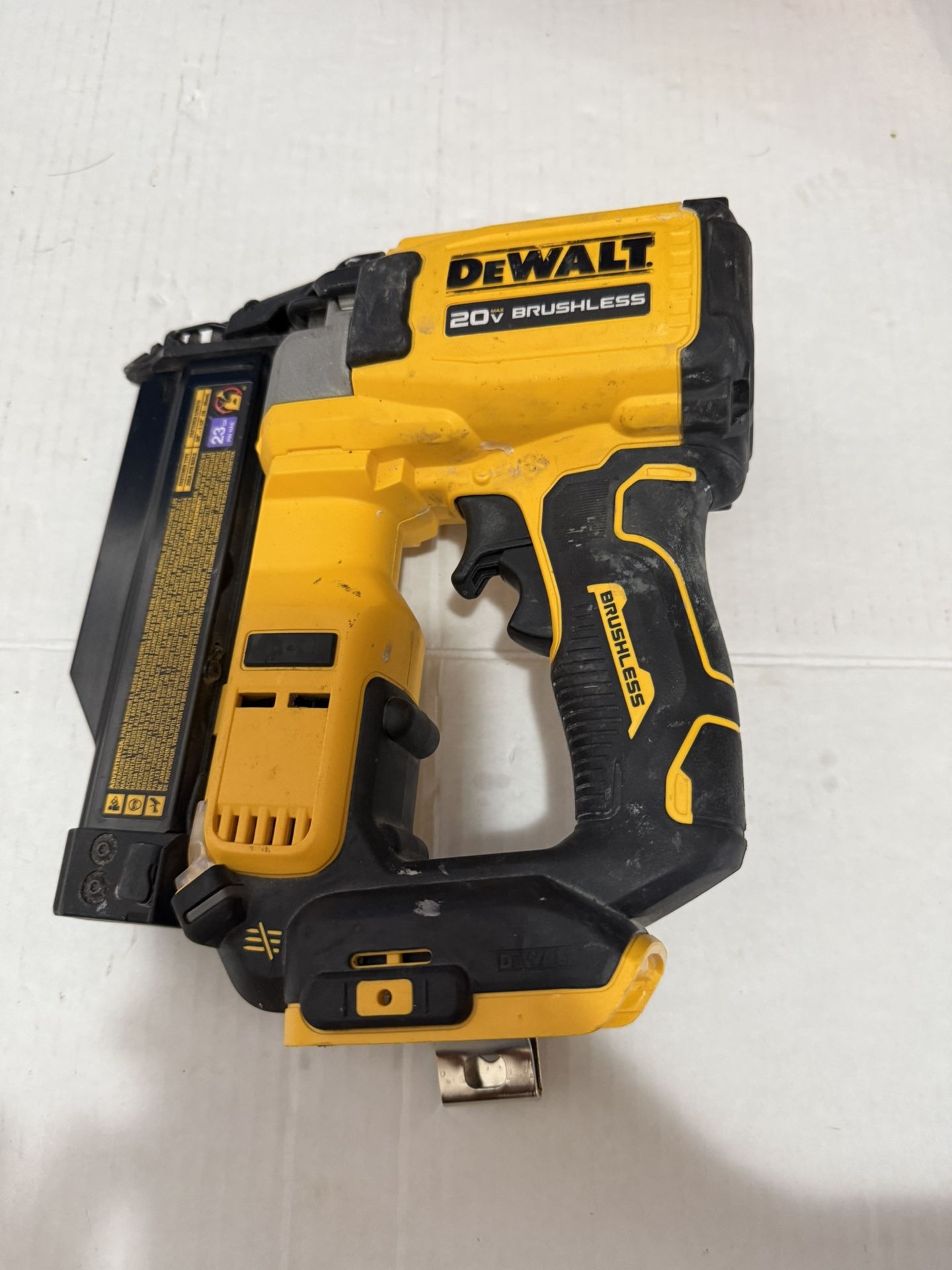 Dewalt 20 V Brushless Pin Nailer 23 Gauge Tool Only