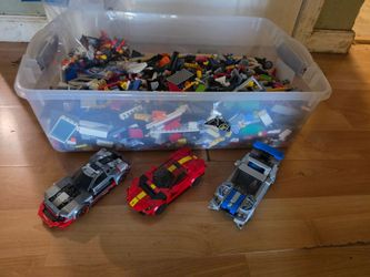 Assorted lego sets and bits bricks and pieces