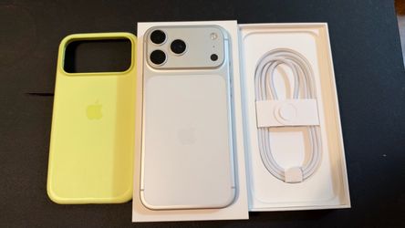 Apple iPhone 17 pro max white with Box and light Green Case