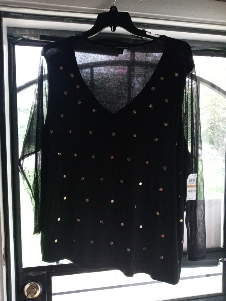 Hello this is Dress Top Never worn 3xl Stretch Also smoke free and pet free home