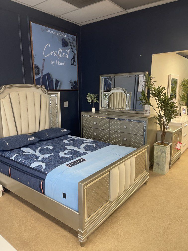 Chevanna Platinum Queen Upholstered Panel Bedroom Sets

〽️5pc Set (Queen Bed+Dresser+Mirror+Nightstand+Chest)