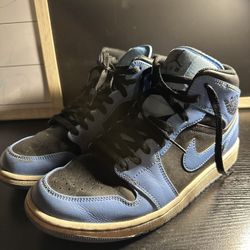 NIKE AIR JORDAN 1 MID UNIVERSITY BLUE/BLACK ****USED SIZE 9****