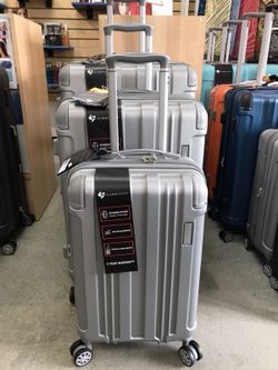3 pice hard case luggage set includes large size 30"x20"x12, medium size 26"x18"x11 and carry on size 20"x14"10. Has 8 spinner wheels for 360 degrees