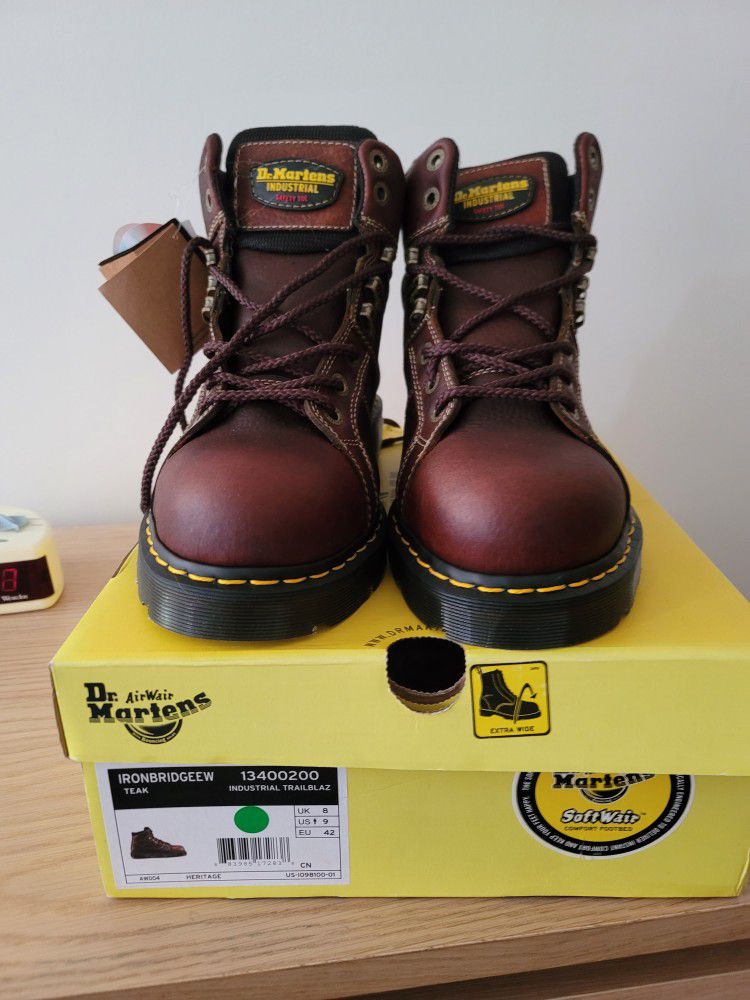 Doctor Martin bran new boots Manes  size 9 