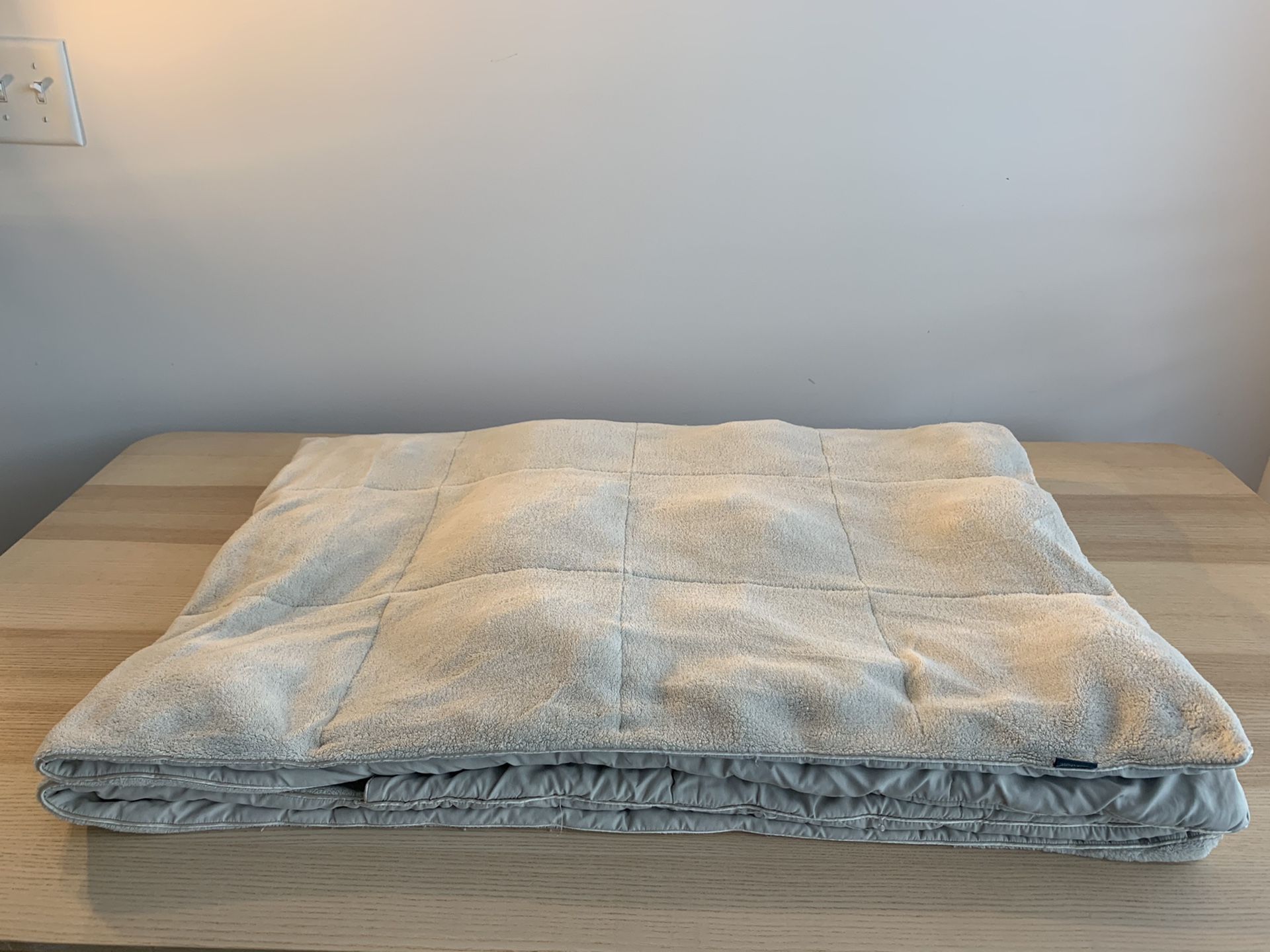 Blanket with foot pocket