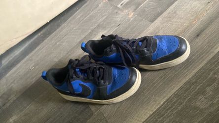 Nike tennis shoe size 6 youth boys