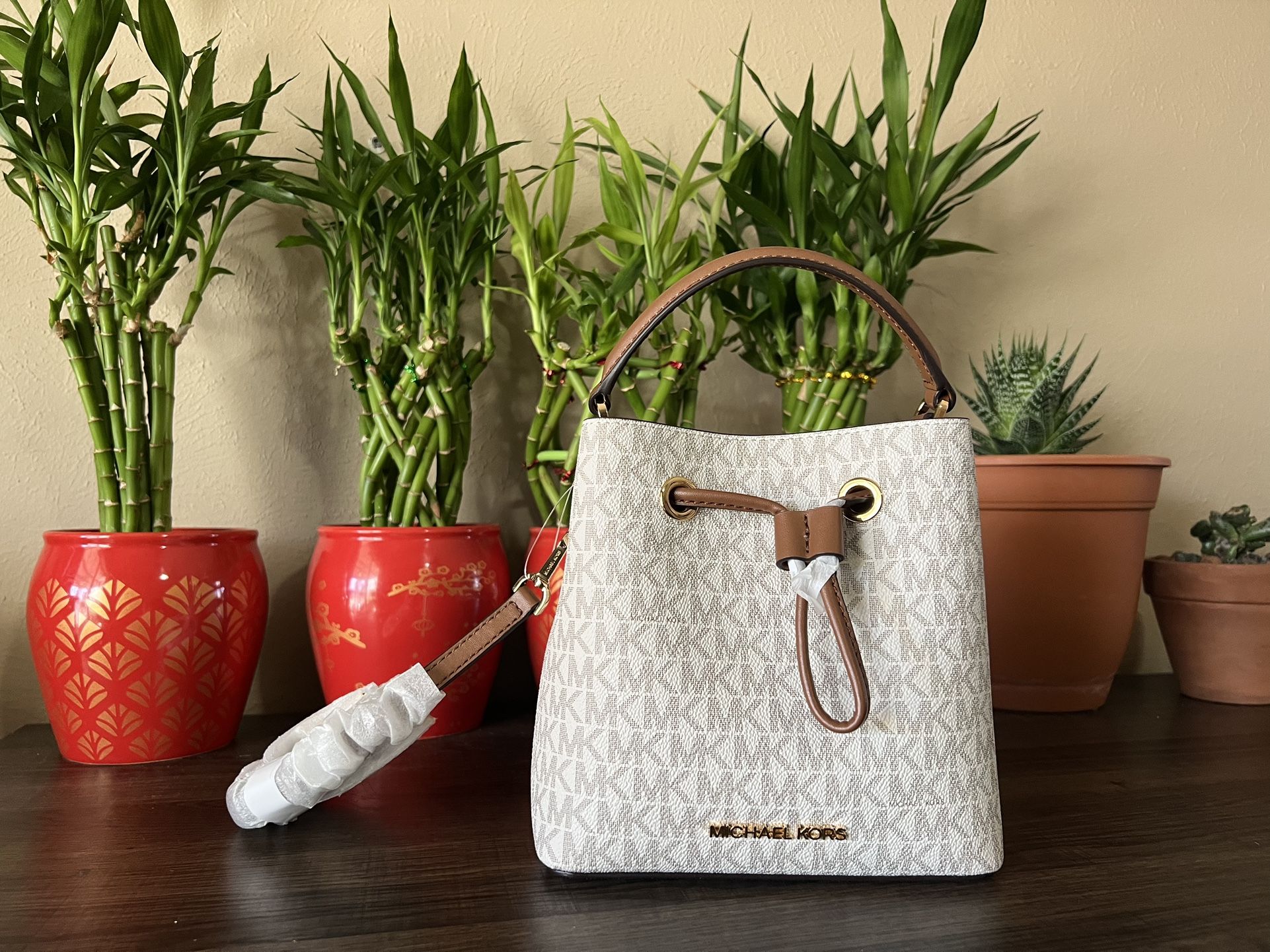 Michael Kors suri Small Bucket Bag